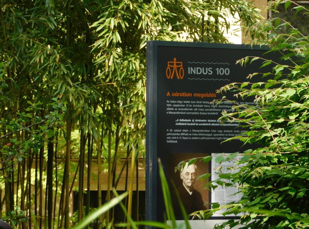 Indus 100 Plakátkiállítás a Hopp Ferenc Múzeum kertjében